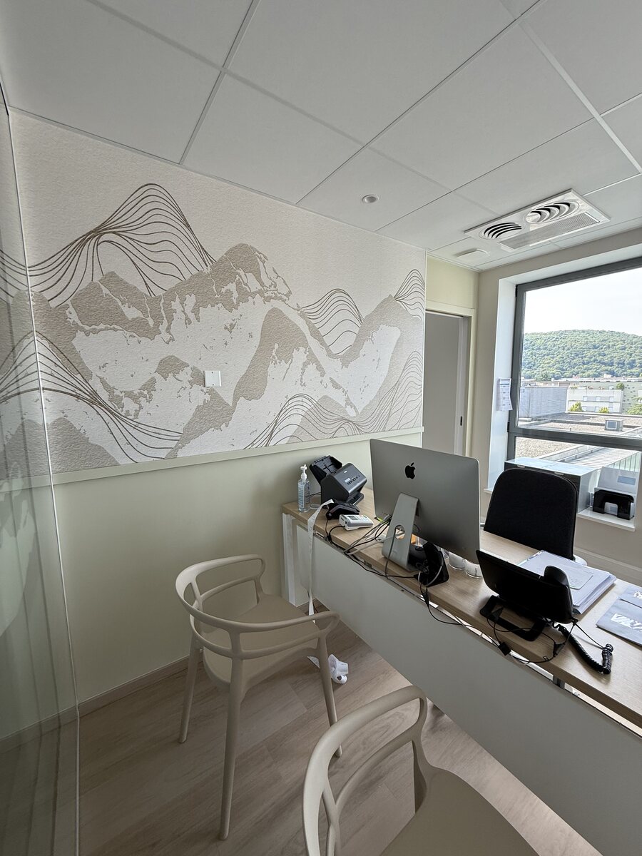 Référence chantier : bureau rénové et décoration murale